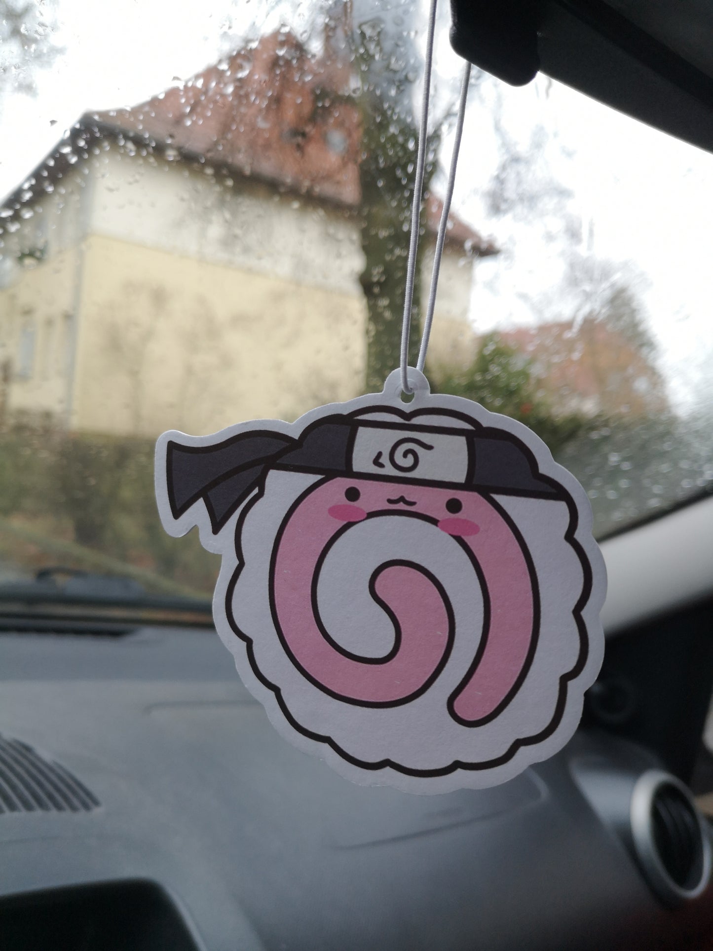 Rosa Sushi Auto Duftbaum im Anime-Stil als ausgefallener Autoduft im Fahrzeug aufgehängt